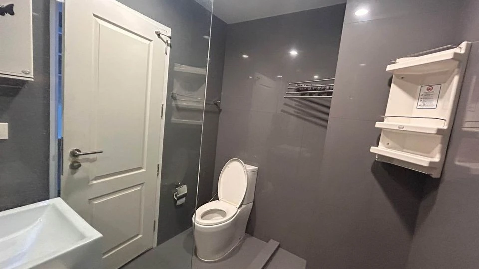 Condo for sale: Noble Revo Silom, spacious room, comfortable to live in, divided into sections. Affordable price If you miss it, you will regret it.