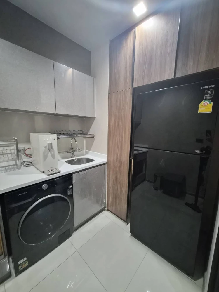 Condo for sale: Life Asoke-Rama 9. Beautiful, luxurious and comfortable unit. Buy now!!