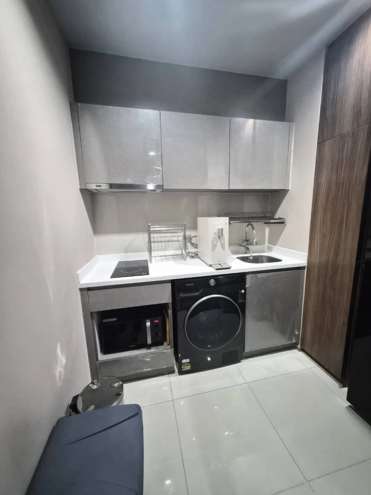 Condo for sale: Life Asoke-Rama 9. Beautiful, luxurious and comfortable unit. Buy now!!