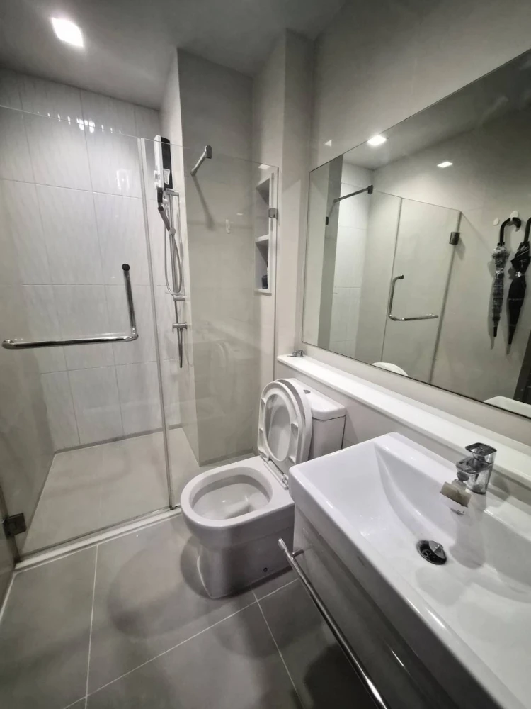 Condo for sale: Life Asoke-Rama 9. Beautiful, luxurious and comfortable unit. Buy now!!
