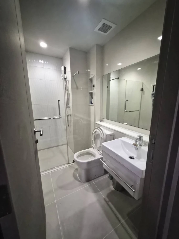 Condo for sale: Life Asoke-Rama 9. Beautiful, luxurious and comfortable unit. Buy now!!