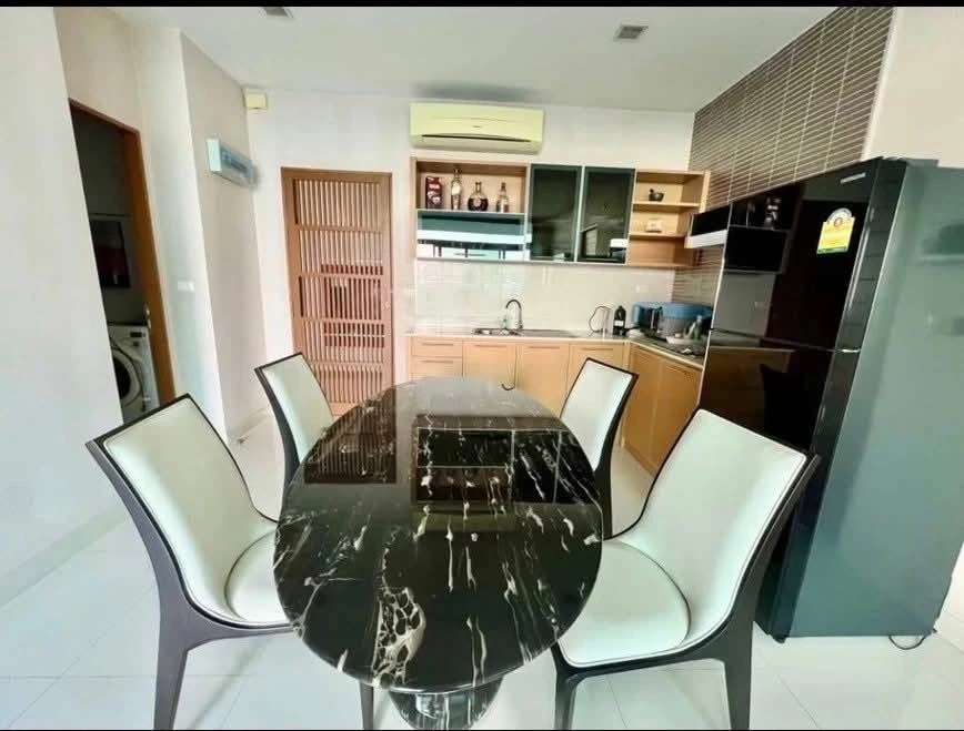 For sale: Beachfront condo, Casalunar Paradiso Bangsaen, 5th floor, sea view, great usable space, buy now before you miss the opportunity.