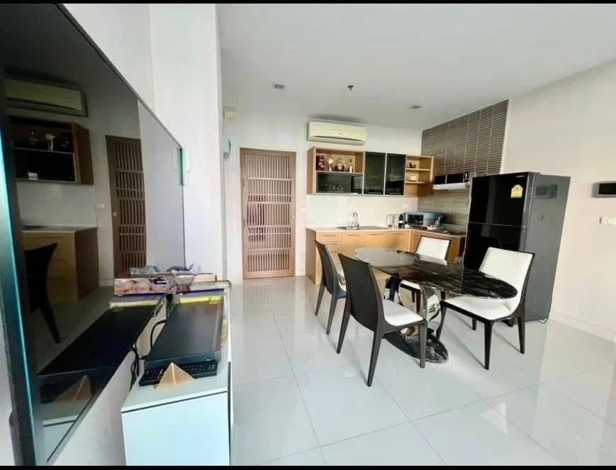 For sale: Beachfront condo, Casalunar Paradiso Bangsaen, 5th floor, sea view, great usable space, buy now before you miss the opportunity.