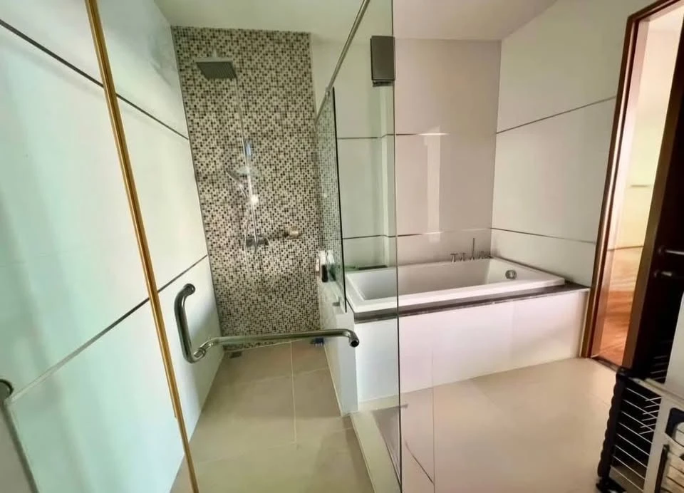 For sale: Beachfront condo, Casalunar Paradiso Bangsaen, 5th floor, sea view, great usable space, buy now before you miss the opportunity.