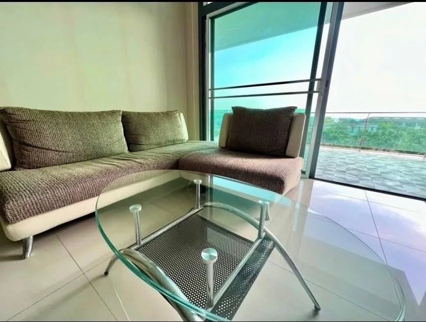 For sale: Beachfront condo, Casalunar Paradiso Bangsaen, 5th floor, sea view, great usable space, buy now before you miss the opportunity.