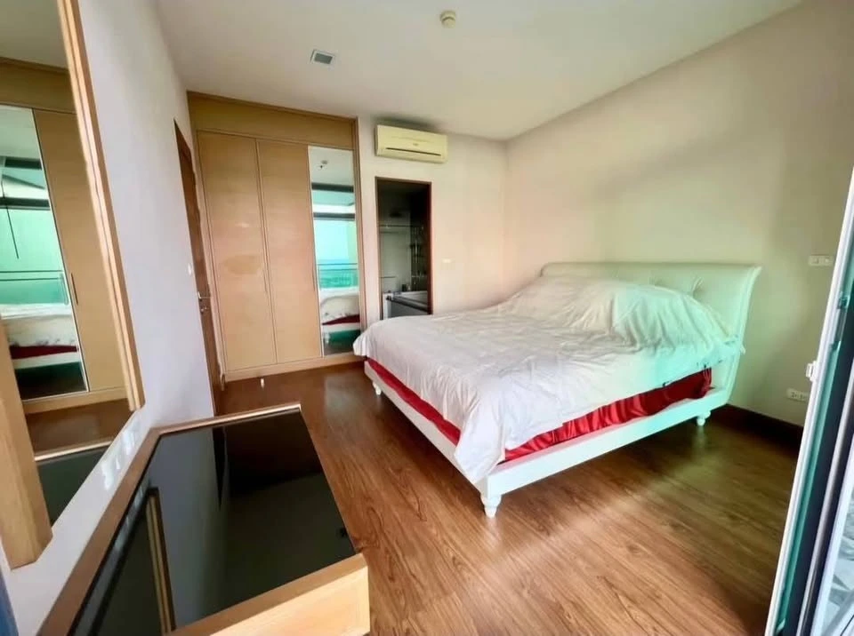For sale: Beachfront condo, Casalunar Paradiso Bangsaen, 5th floor, sea view, great usable space, buy now before you miss the opportunity.