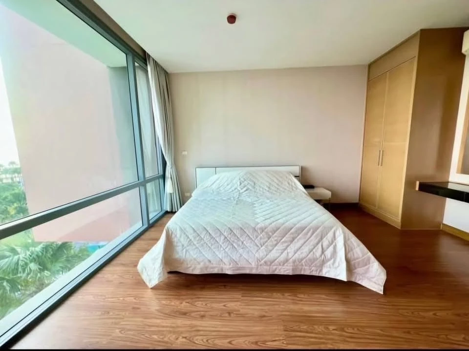 For sale: Beachfront condo, Casalunar Paradiso Bangsaen, 5th floor, sea view, great usable space, buy now before you miss the opportunity.