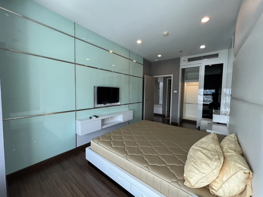 Condo for sale, Supalai Lite Sathorn Charoenrat, nice room, fully built-in furniture, beautiful view, must book now
