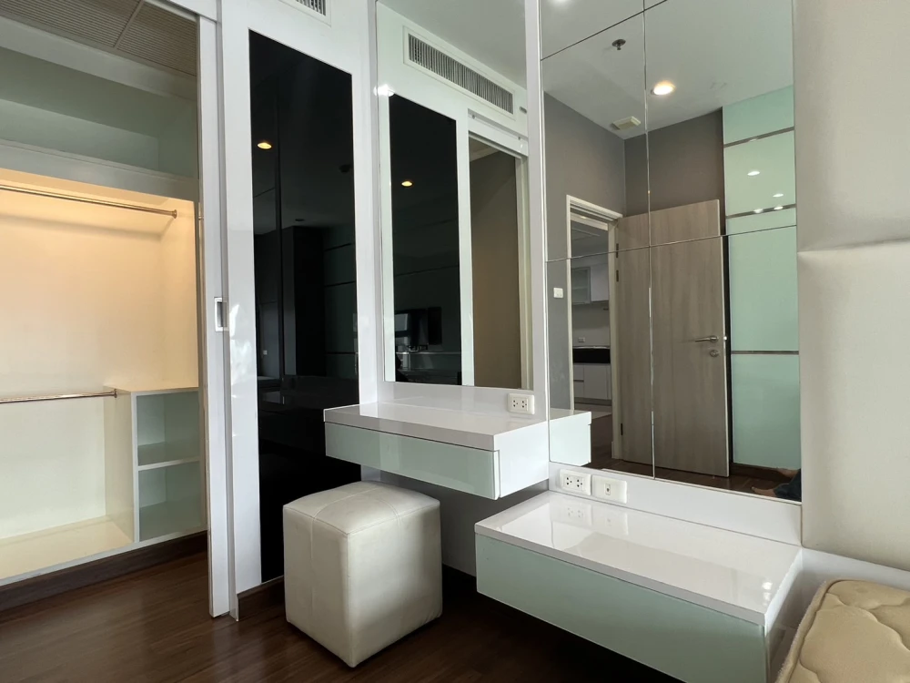 Condo for sale, Supalai Lite Sathorn Charoenrat, nice room, fully built-in furniture, beautiful view, must book now