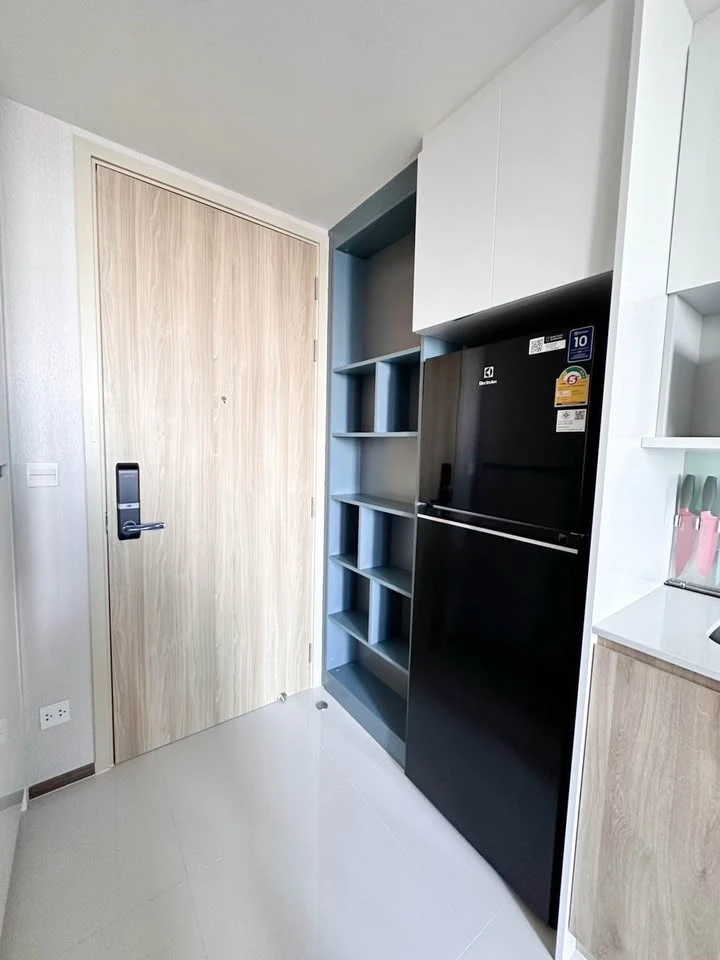 For sale, luxury condo, Once Pattaya, 24th floor, corner room, very private, great city view, beautiful room, fully furnished, book now.