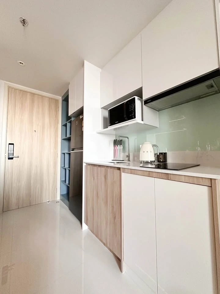 For sale, luxury condo, Once Pattaya, 24th floor, corner room, very private, great city view, beautiful room, fully furnished, book now.