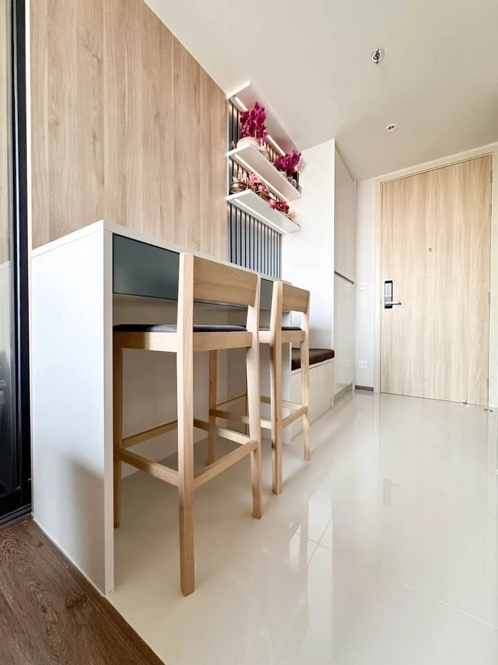For sale, luxury condo, Once Pattaya, 24th floor, corner room, very private, great city view, beautiful room, fully furnished, book now.