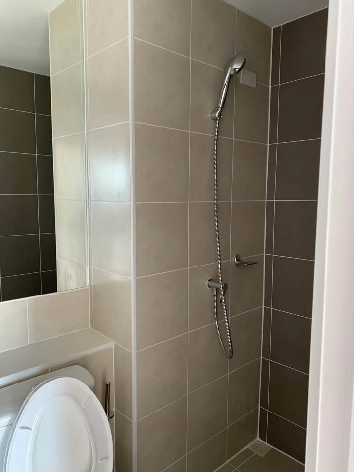 For sale: Corner condo unit on a high floor with stunning views and excellent ventilation throughout the day! At Plum Condo Ramkhamhaeng Station. Desi