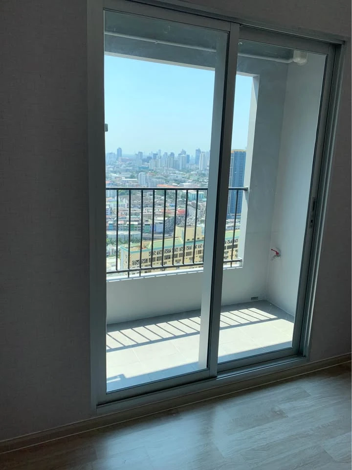 For sale: Corner condo unit on a high floor with stunning views and excellent ventilation throughout the day! At Plum Condo Ramkhamhaeng Station. Desi