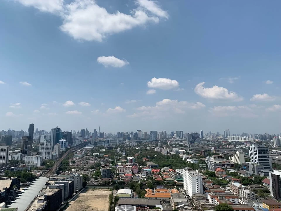 For sale: Corner condo unit on a high floor with stunning views and excellent ventilation throughout the day! At Plum Condo Ramkhamhaeng Station. Desi