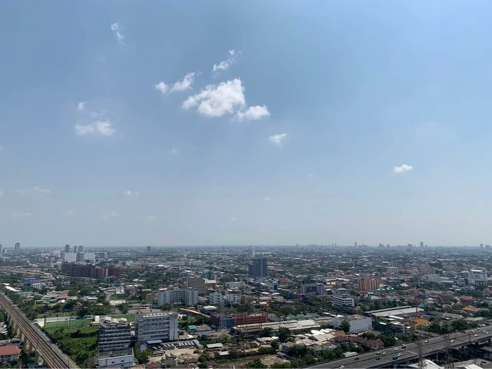 For sale: Corner condo unit on a high floor with stunning views and excellent ventilation throughout the day! At Plum Condo Ramkhamhaeng Station. Desi