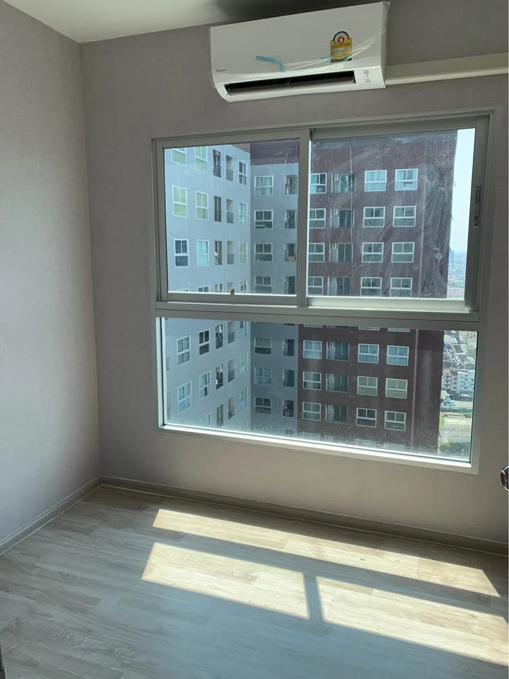For sale: Corner condo unit on a high floor with stunning views and excellent ventilation throughout the day! At Plum Condo Ramkhamhaeng Station. Desi