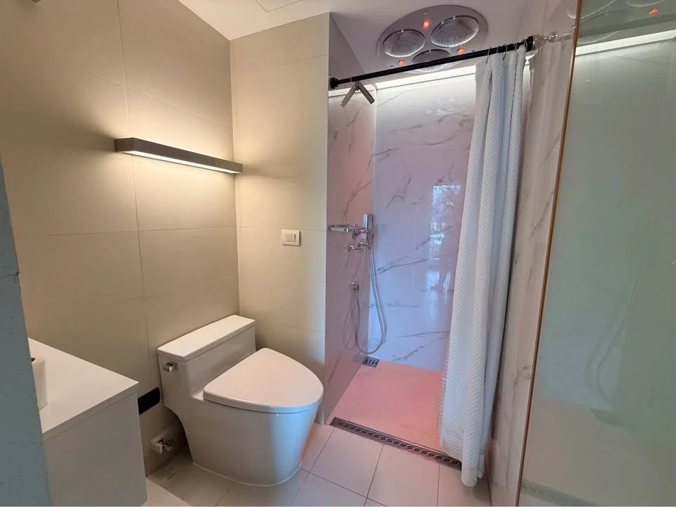 Condolette Pixel Sathorn for sale. Fully furnished with built-in cabinets throughout the unit. Don't miss out!