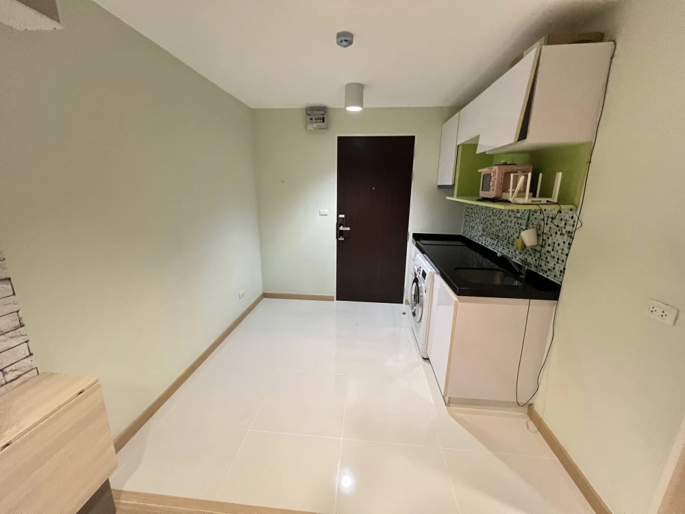 For sale: Chateau In Town Phahon Yothin 32, clean room, bright and comfortable, with beautiful wallpaper throughout the room. Don't miss it!