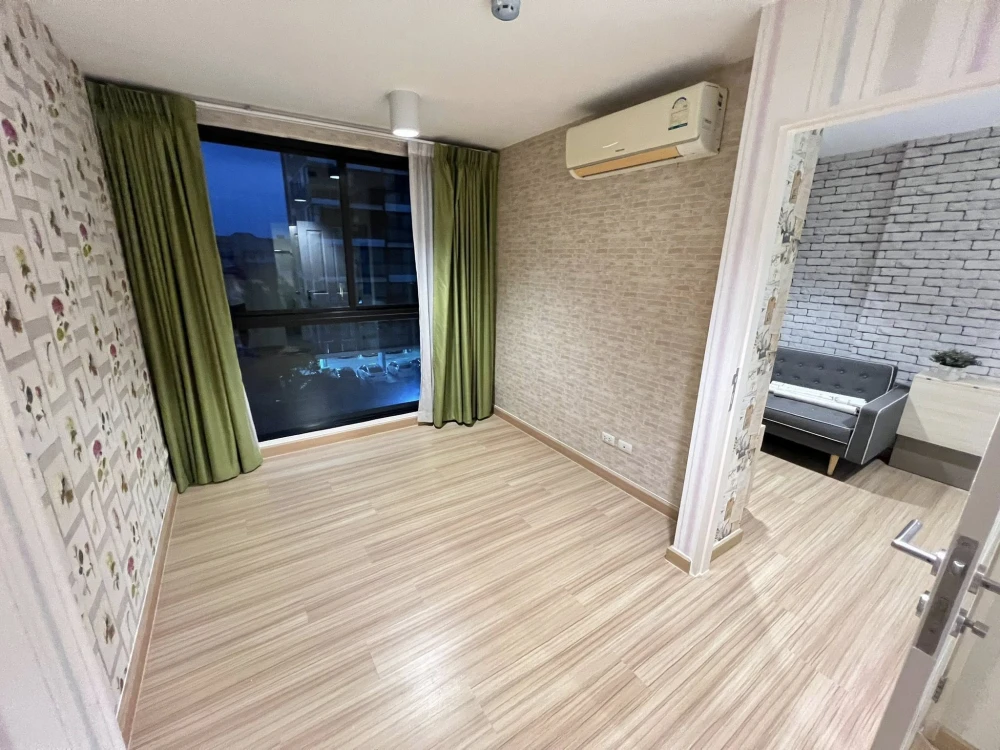 For sale: Chateau In Town Phahon Yothin 32, clean room, bright and comfortable, with beautiful wallpaper throughout the room. Don't miss it!