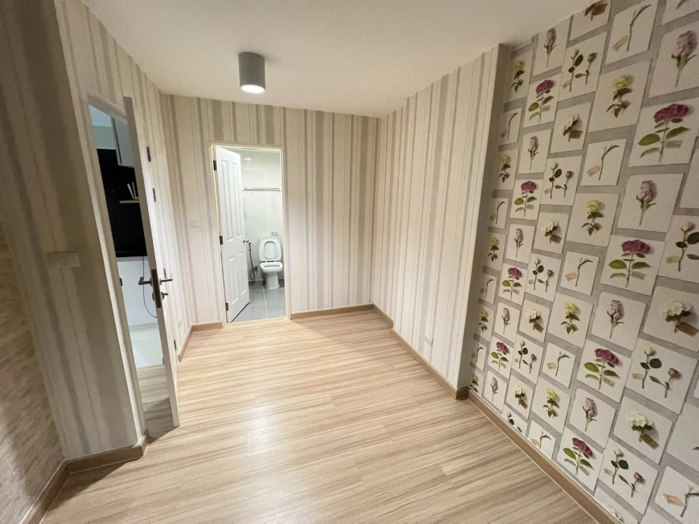 For sale: Chateau In Town Phahon Yothin 32, clean room, bright and comfortable, with beautiful wallpaper throughout the room. Don't miss it!