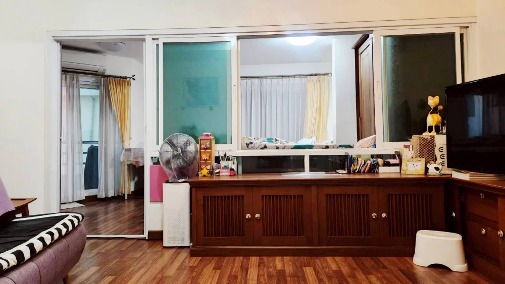 For sale: Chateau In Town Major Ratchayothin. Spacious living room, kitchen, and bathroom. Includes all furniture. A highly recommended purchase!