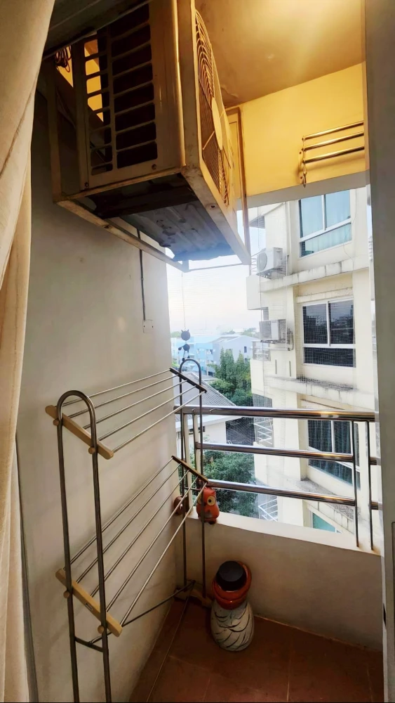 For sale: Chateau In Town Major Ratchayothin. Spacious living room, kitchen, and bathroom. Includes all furniture. A highly recommended purchase!