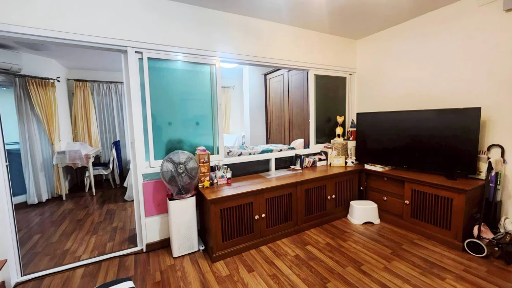 For sale: Chateau In Town Major Ratchayothin. Spacious living room, kitchen, and bathroom. Includes all furniture. A highly recommended purchase!