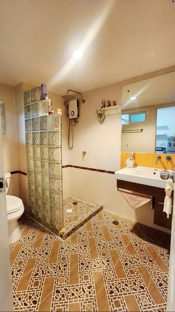 For sale: Chateau In Town Major Ratchayothin. Spacious living room, kitchen, and bathroom. Includes all furniture. A highly recommended purchase!