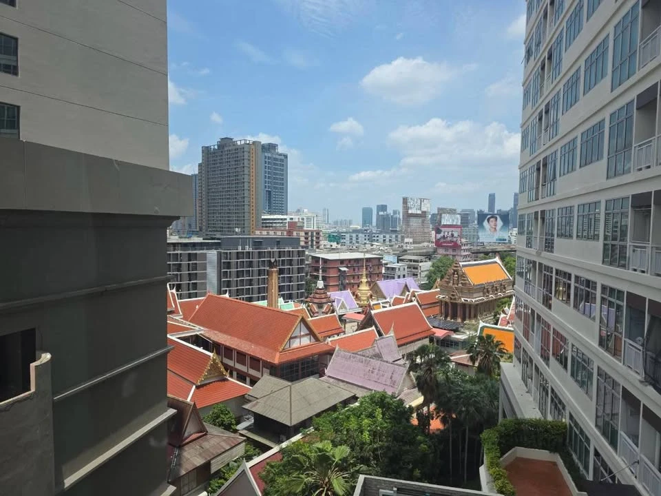 For Sale: Chewathai Ratchaprarop, 9th floor. This is a spacious corner unit offering great views from multiple angles. Book now before you miss out!