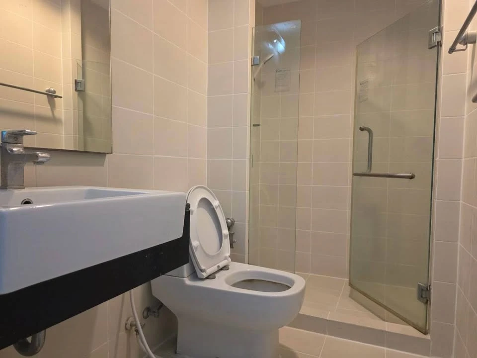 For Sale: Chewathai Ratchaprarop, 9th floor. This is a spacious corner unit offering great views from multiple angles. Book now before you miss out!