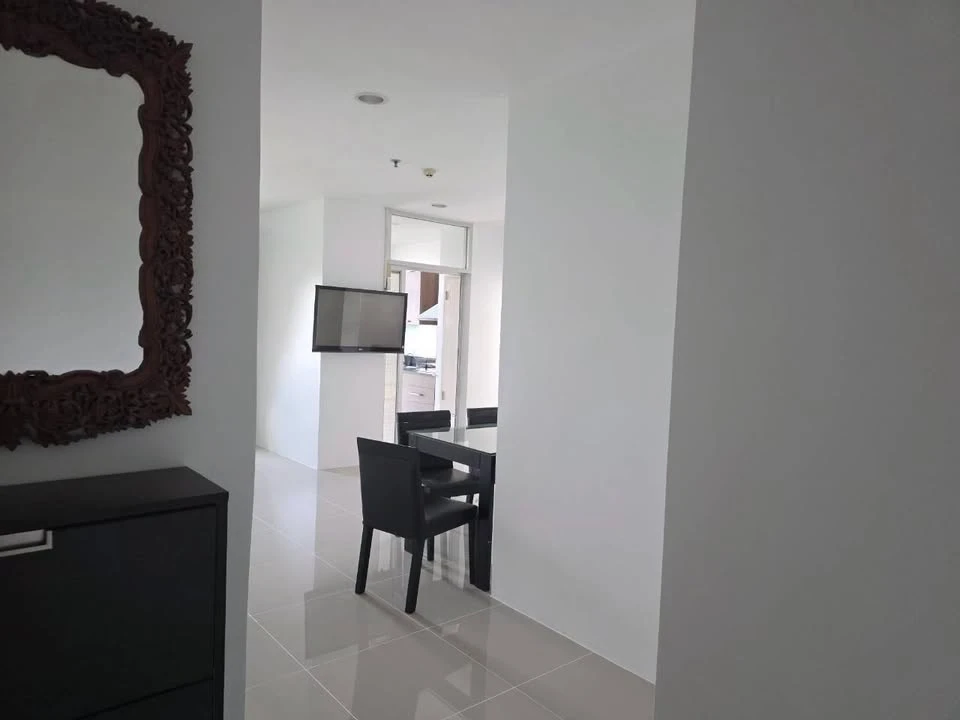 For Sale: Chewathai Ratchaprarop, 9th floor. This is a spacious corner unit offering great views from multiple angles. Book now before you miss out!