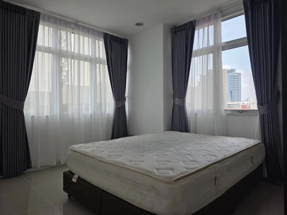For Sale: Chewathai Ratchaprarop, 9th floor. This is a spacious corner unit offering great views from multiple angles. Book now before you miss out!