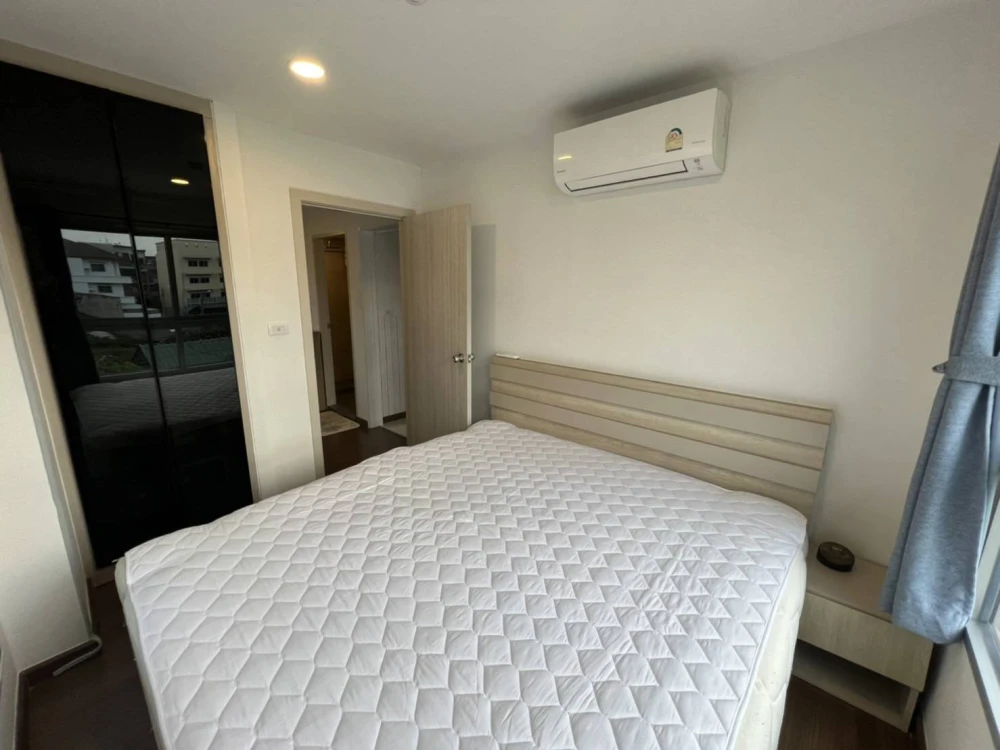 Selling a comfortable condo at Chewathai Hallmark Charan 13. Fully furnished and equipped with appliances. Book now!