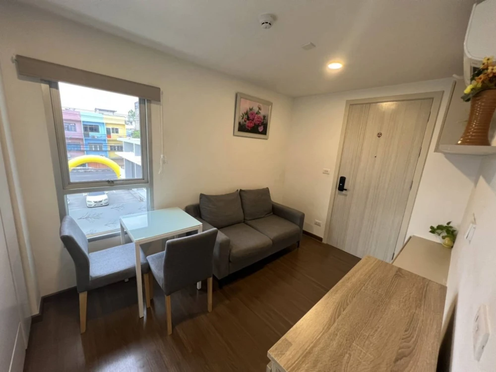 Selling a comfortable condo at Chewathai Hallmark Charan 13. Fully furnished and equipped with appliances. Book now!