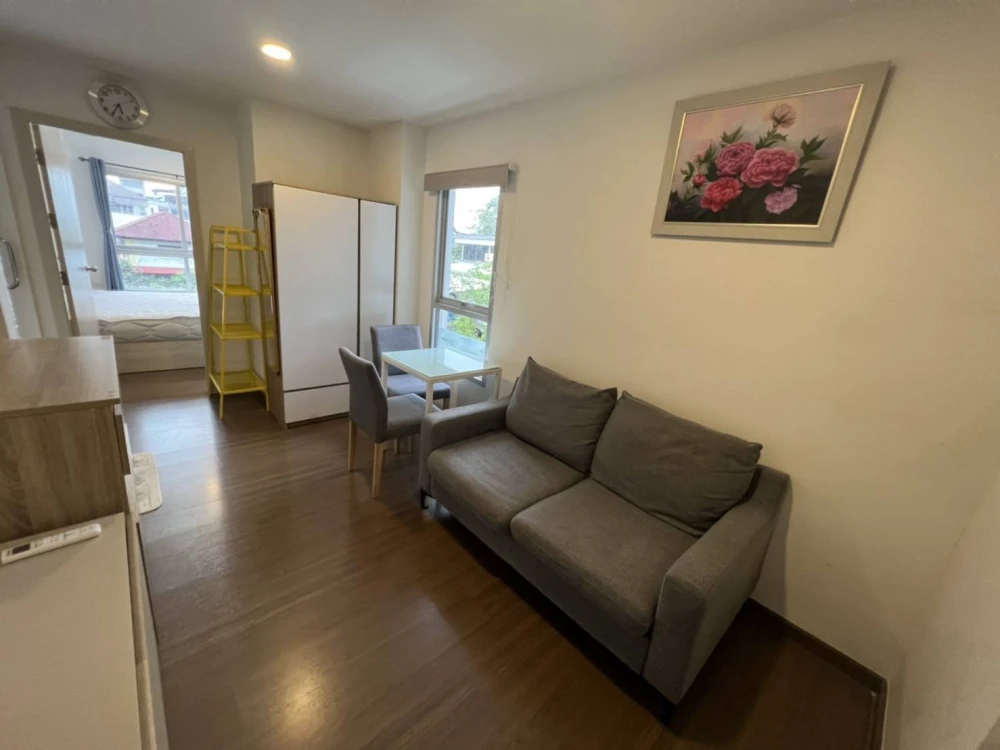 Selling a comfortable condo at Chewathai Hallmark Charan 13. Fully furnished and equipped with appliances. Book now!