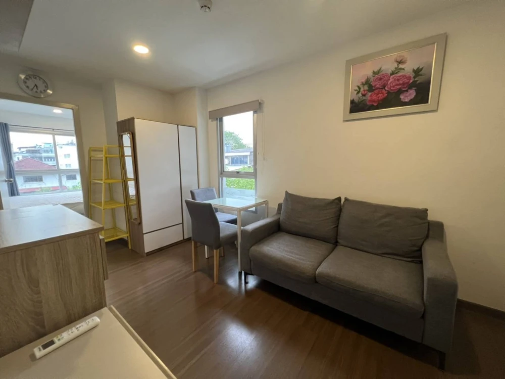 Selling a comfortable condo at Chewathai Hallmark Charan 13. Fully furnished and equipped with appliances. Book now!