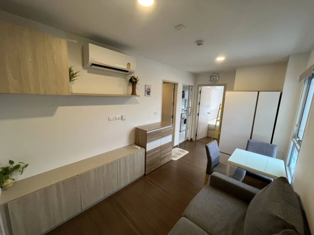 Selling a comfortable condo at Chewathai Hallmark Charan 13. Fully furnished and equipped with appliances. Book now!