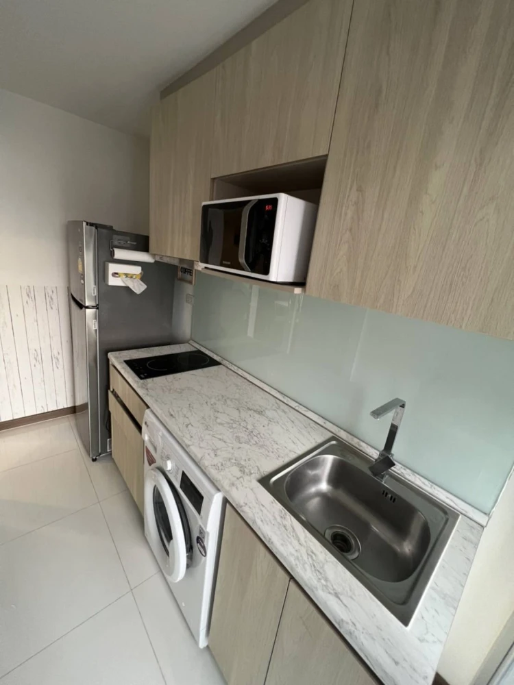 Selling a comfortable condo at Chewathai Hallmark Charan 13. Fully furnished and equipped with appliances. Book now!