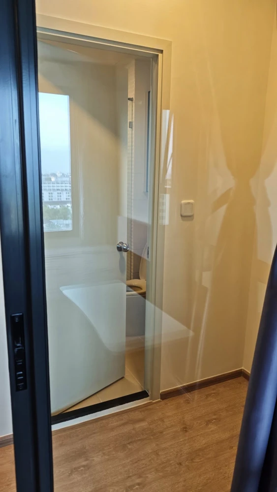 For sale: Chewathai Kaset Nawamin, 10th floor, room size 28.5 square meters, fully furnished, just bring your own luggage and move in.