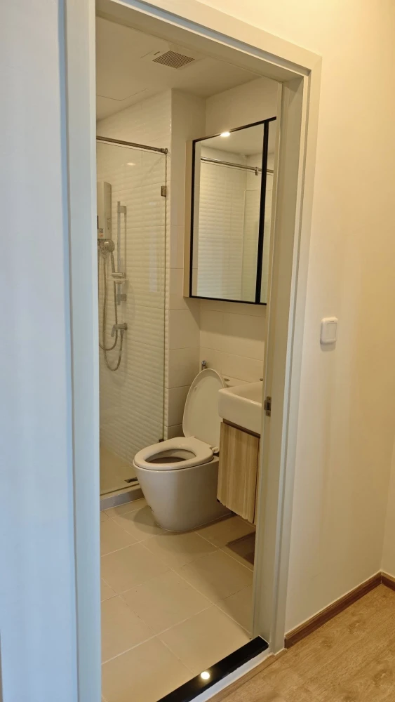 For sale: Chewathai Kaset Nawamin, 10th floor, room size 28.5 square meters, fully furnished, just bring your own luggage and move in.