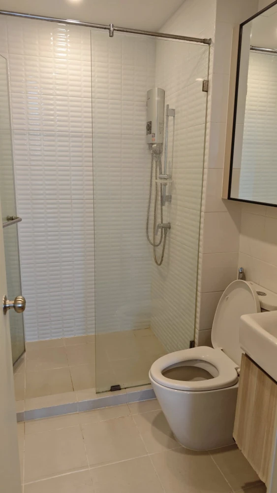 For sale: Chewathai Kaset Nawamin, 10th floor, room size 28.5 square meters, fully furnished, just bring your own luggage and move in.