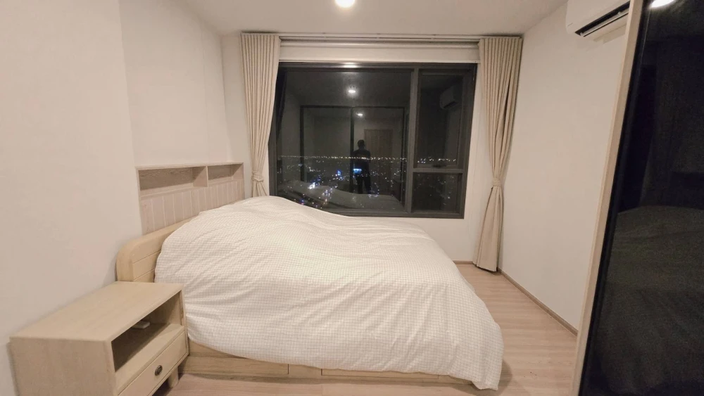 For sale: Chewathai Kaset Nawamin, in pristine condition, very high floor, beautiful view, spacious living area, good natural light. Reserve now!