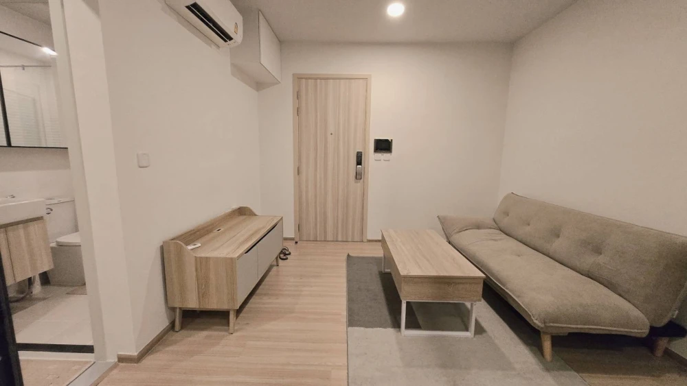 For sale: Chewathai Kaset Nawamin, in pristine condition, very high floor, beautiful view, spacious living area, good natural light. Reserve now!