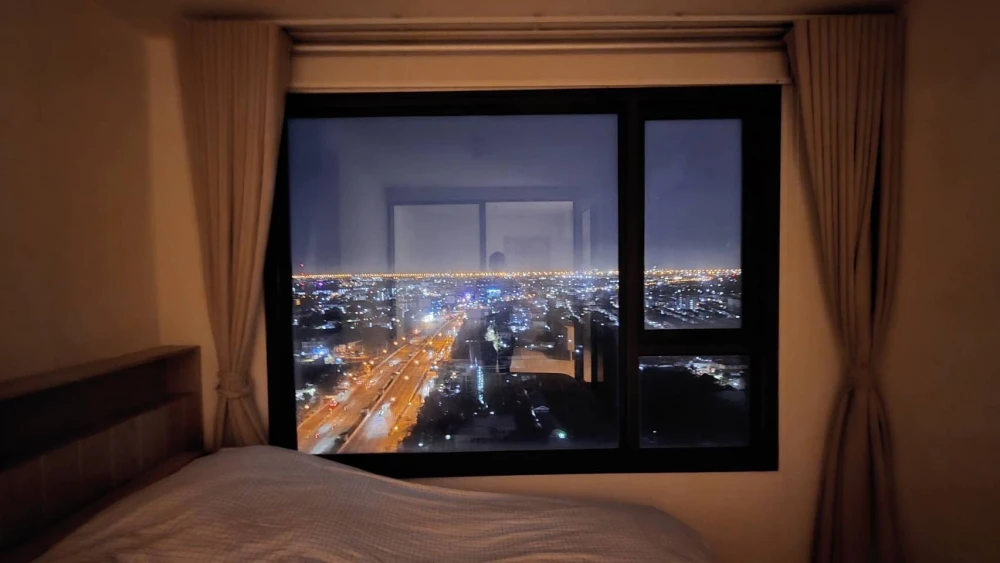 For sale: Chewathai Kaset Nawamin, in pristine condition, very high floor, beautiful view, spacious living area, good natural light. Reserve now!