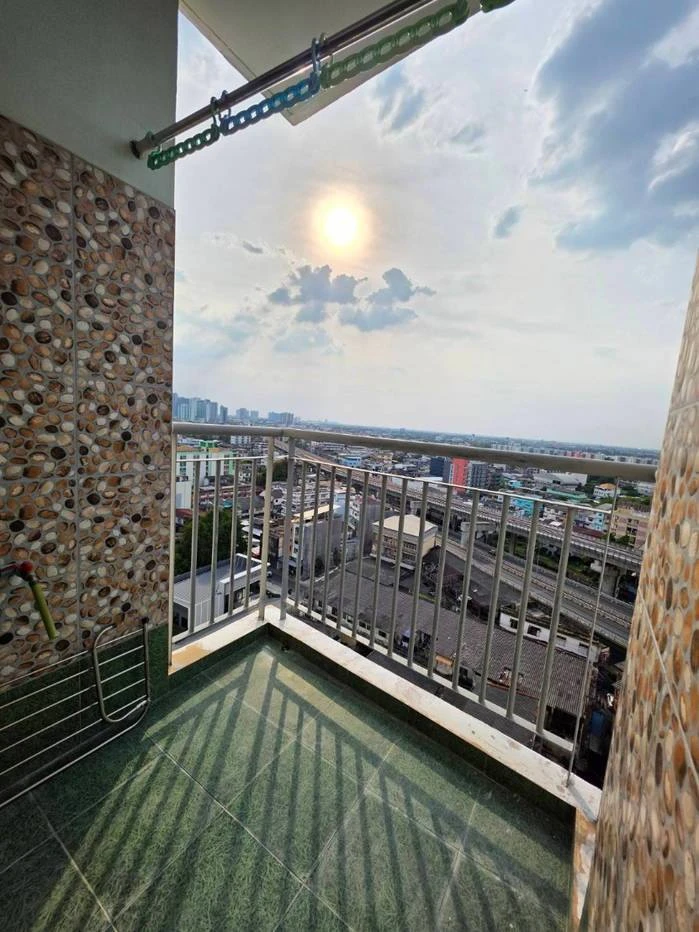 City Home for sale, Tha Phra Intersection. Open, airy view with good ventilation. No buildings obstructing the view. One wall shares a fire escape and