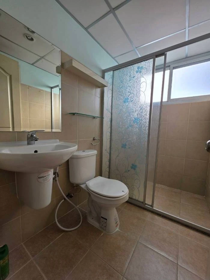 City Home for sale, Tha Phra Intersection. Open, airy view with good ventilation. No buildings obstructing the view. One wall shares a fire escape and