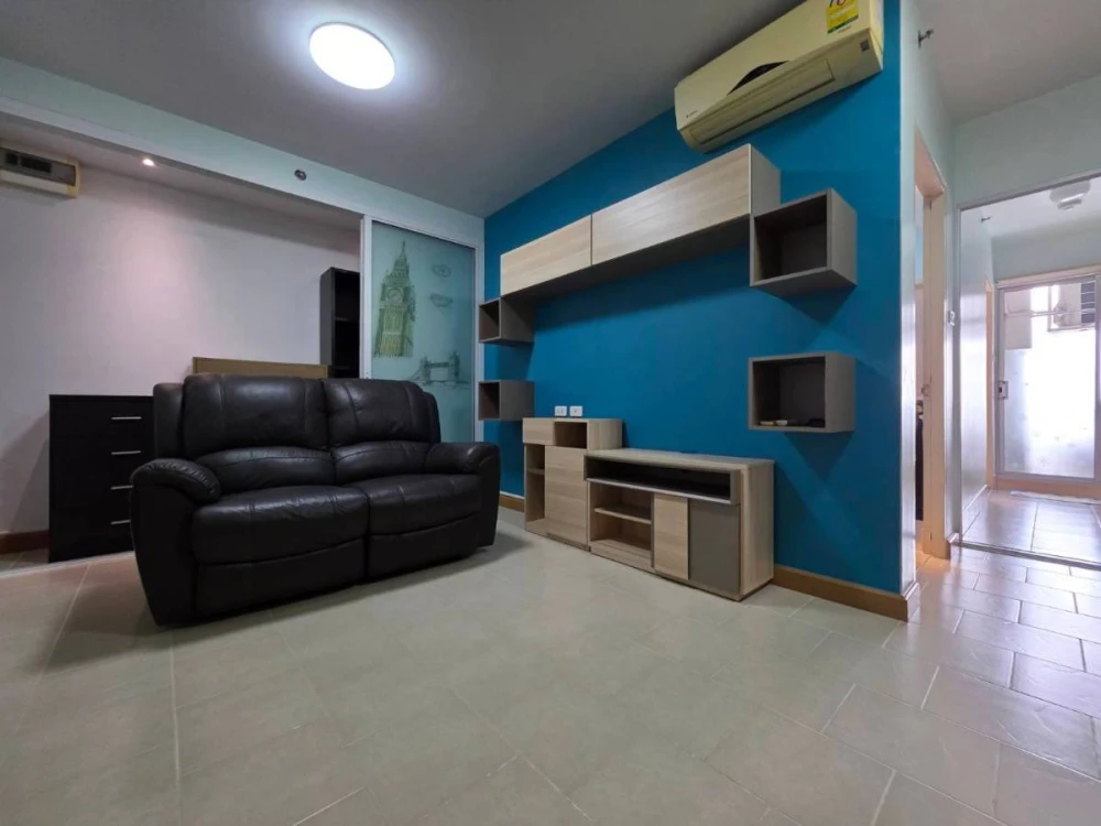 City Home for sale, Tha Phra Intersection. Open, airy view with good ventilation. No buildings obstructing the view. One wall shares a fire escape and
