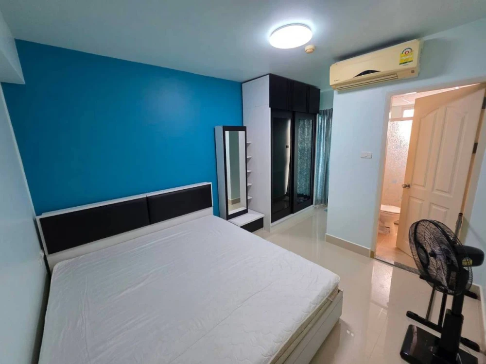 City Home for sale, Tha Phra Intersection. Open, airy view with good ventilation. No buildings obstructing the view. One wall shares a fire escape and