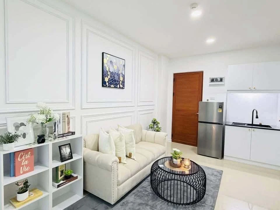 For sale: CC Condominium 1 (Pattaya Central). Beautifully decorated unit with bright, comfortable colors. A very pleasant place to live! Book now!